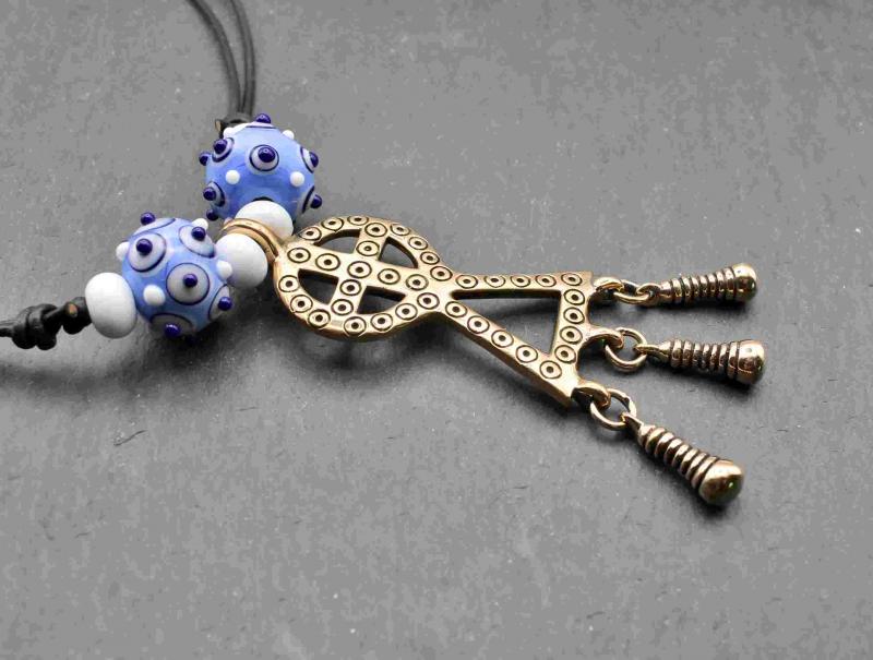 Keltische Glasperlenkette mit Radkreuzanhänger mit hellblauer Prunkperle von Belanas Schatzkiste